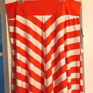 Whit and orange stripped skirt